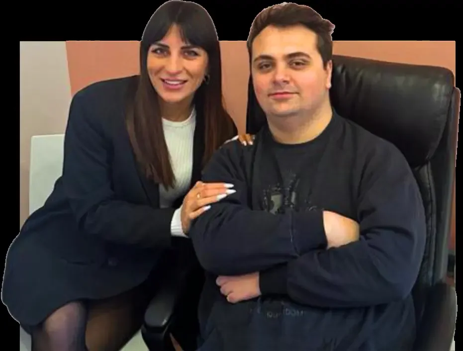 Francesco seduto a braccia conserte e Giorgia Bellini, fondatrice di Corabea, accanto a lui